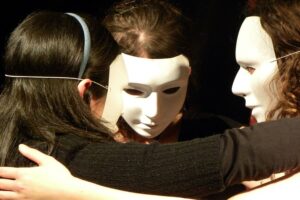 Daniel Theater Masken Kontakt Gestalt Interaktion