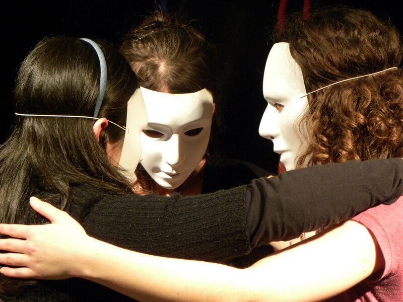 Theaterpädagogik Masken Gruppe Interaktion Schutz